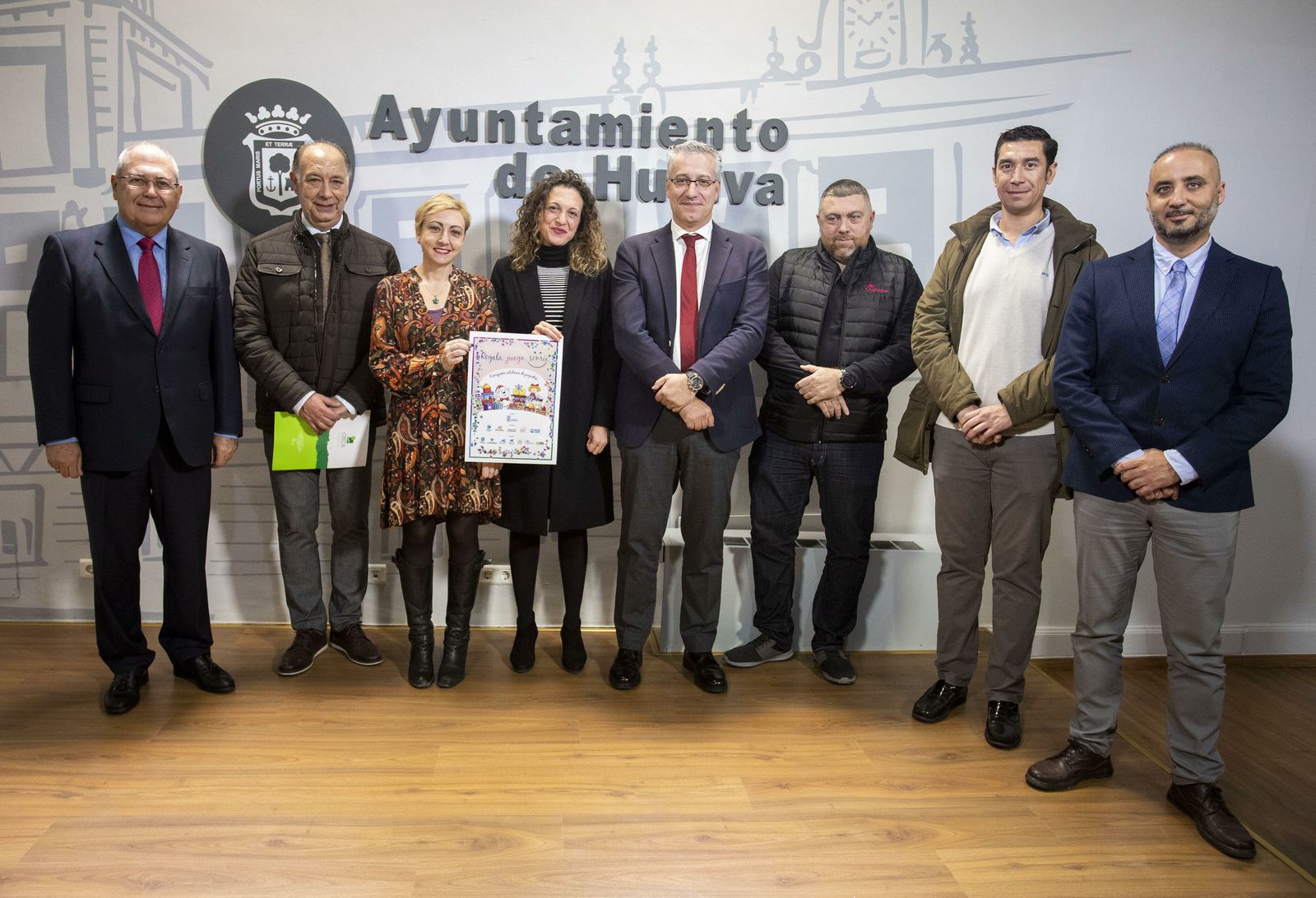 Responsables municipales y empresariales posan con los patrocinadores de esta iniciativa solidaria.