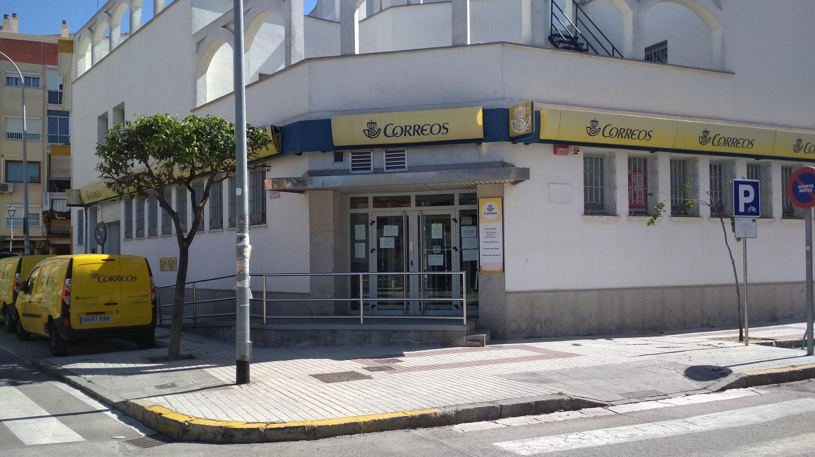 Una vista exterior de la oficina de Correos de Sanlúcar.