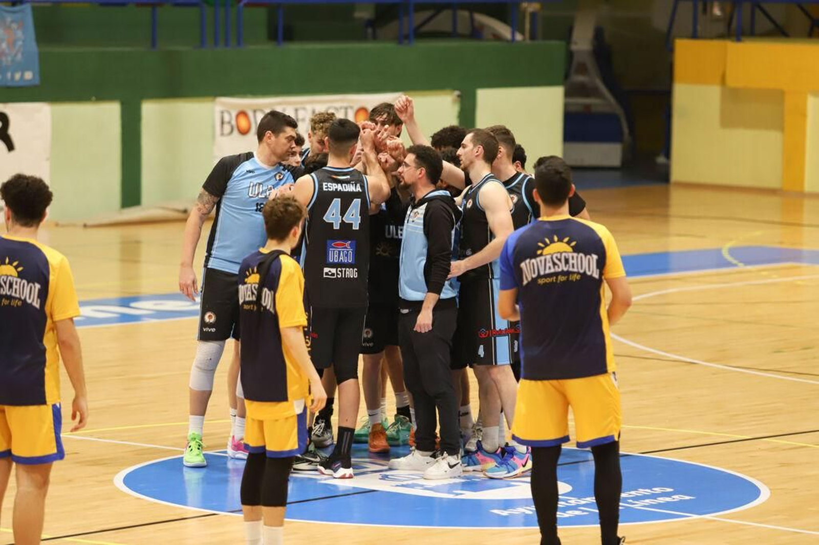 Los jugadores de la ULB festejan su triunfo sobre el Novaschool
