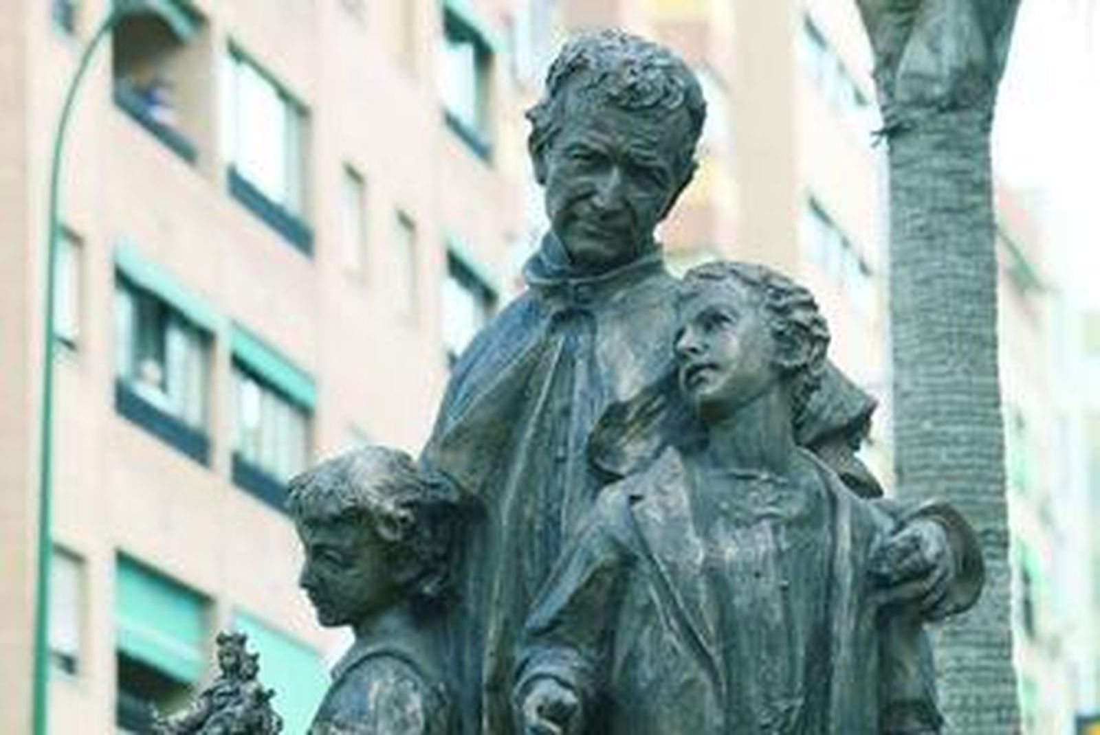 Estatua de Don Bosco situada en la rotonda de Fuente Olletas de Málaga.