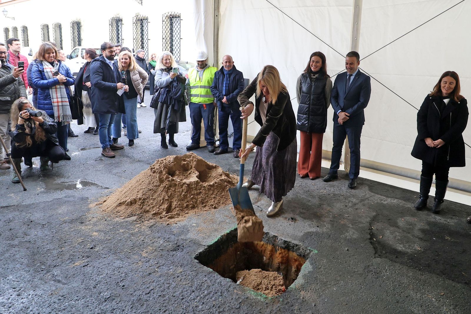 Fotografías de la colocación de la primera piedra de las obras de ampliación y reforma de la Escuela de Arte y Superior de Diseño León Ortega de Huelva
