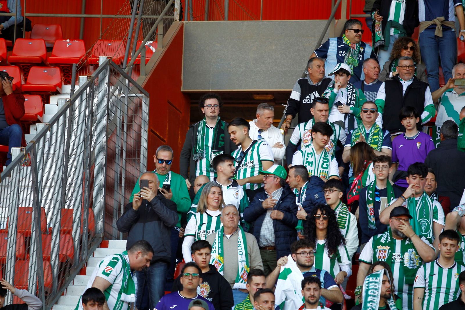 El Córdoba CF nunca camina solo: las fotos de la afición blanquiverde en Almería
