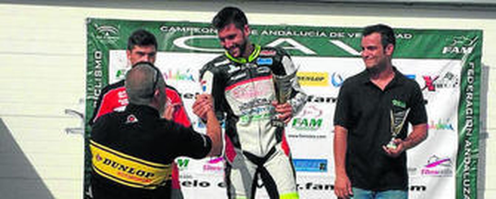 Rafa Román, en lo alto del podio almeriense de Tabernas.