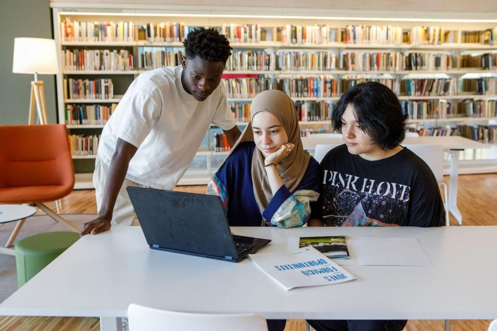 Jóvenes de distintas razas.