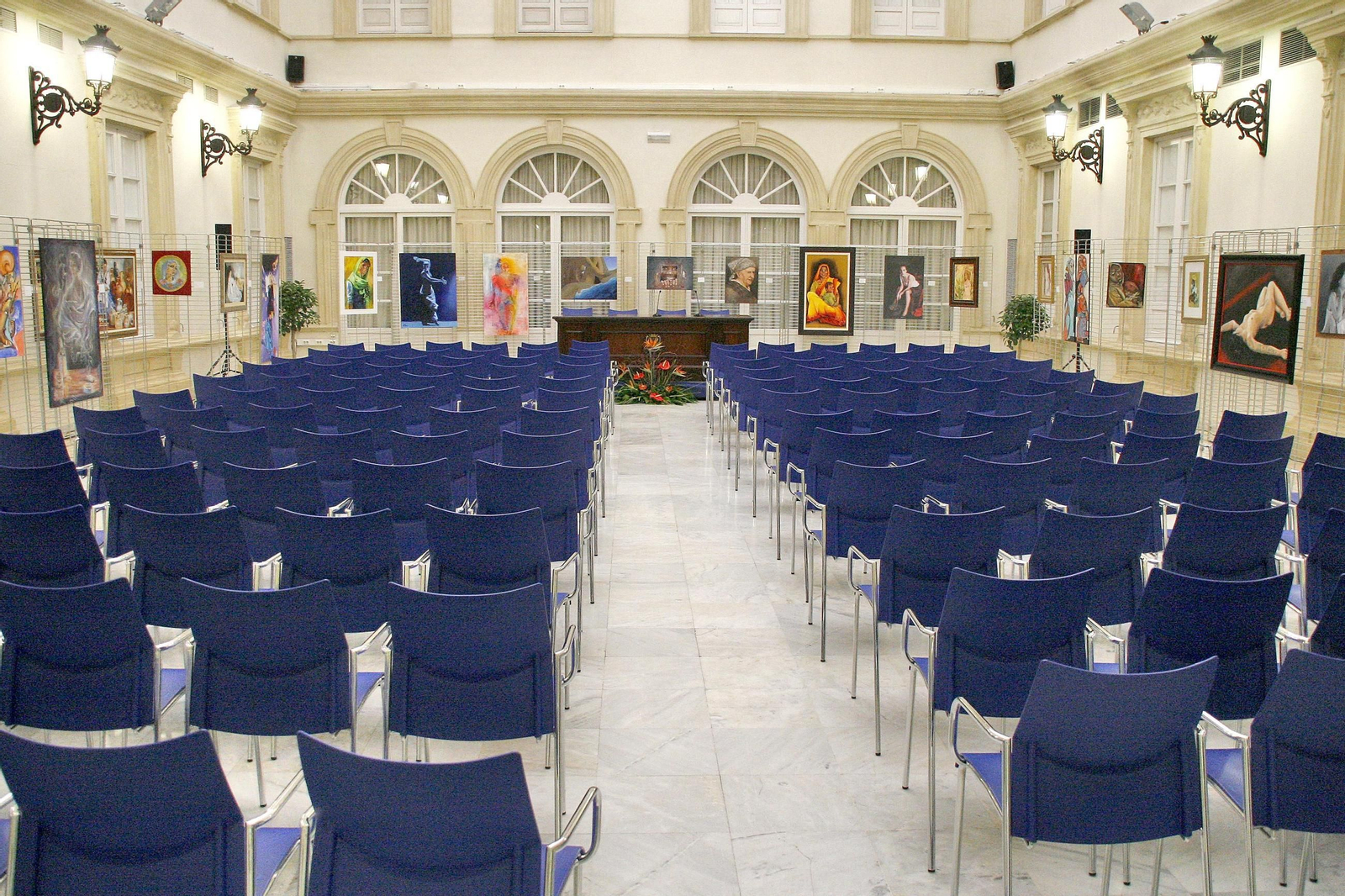Una exposición en el Patio de Luces de la Diputación