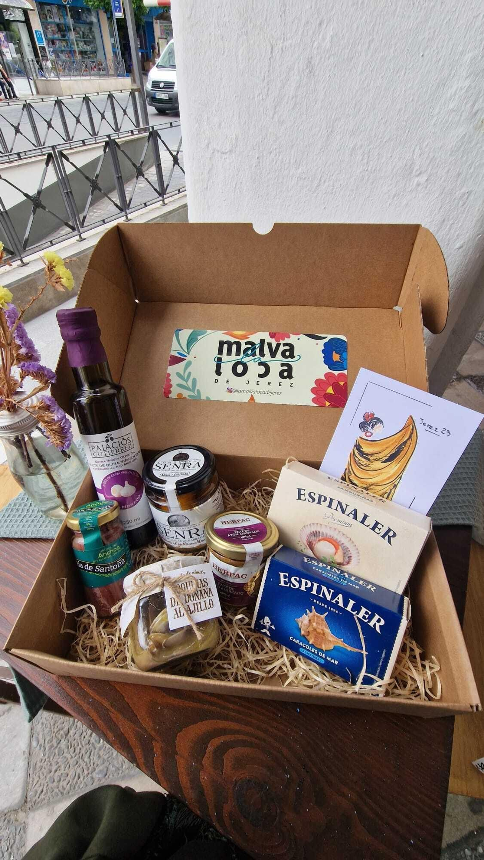 Cesta de regalo de La Malva Loca de Jerez.