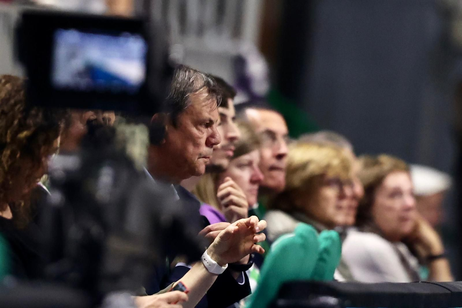 Los jugadores del primer equipo apoyaron al Unicaja Mijas
