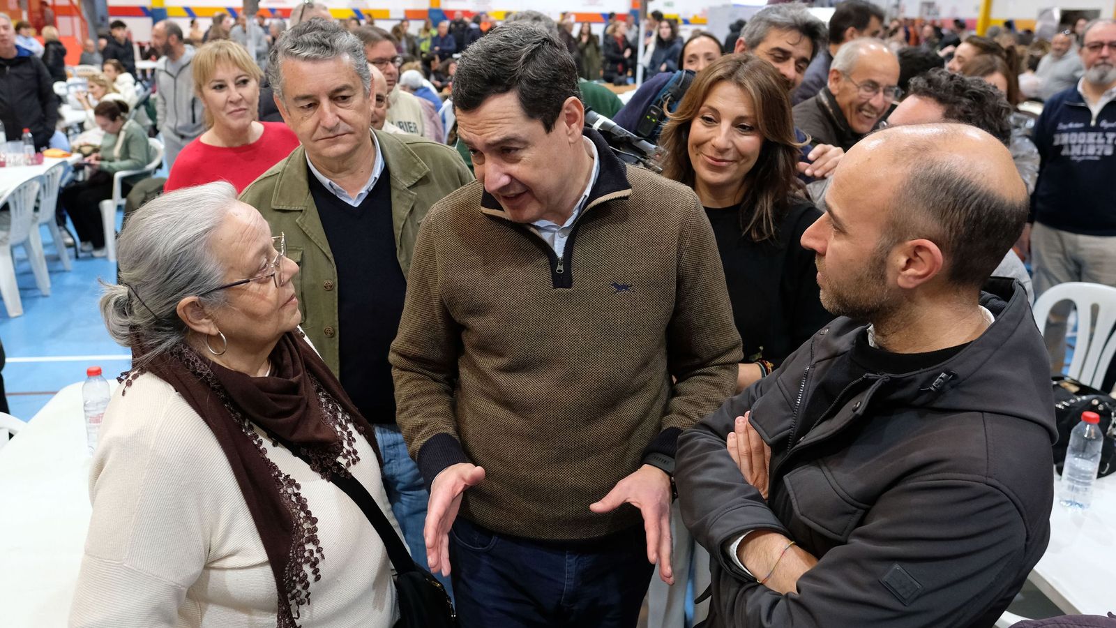El presidente de la Junta habló con los vecinos en compañía del alcalde de Grazalema y el consejero Antonio Sanz.