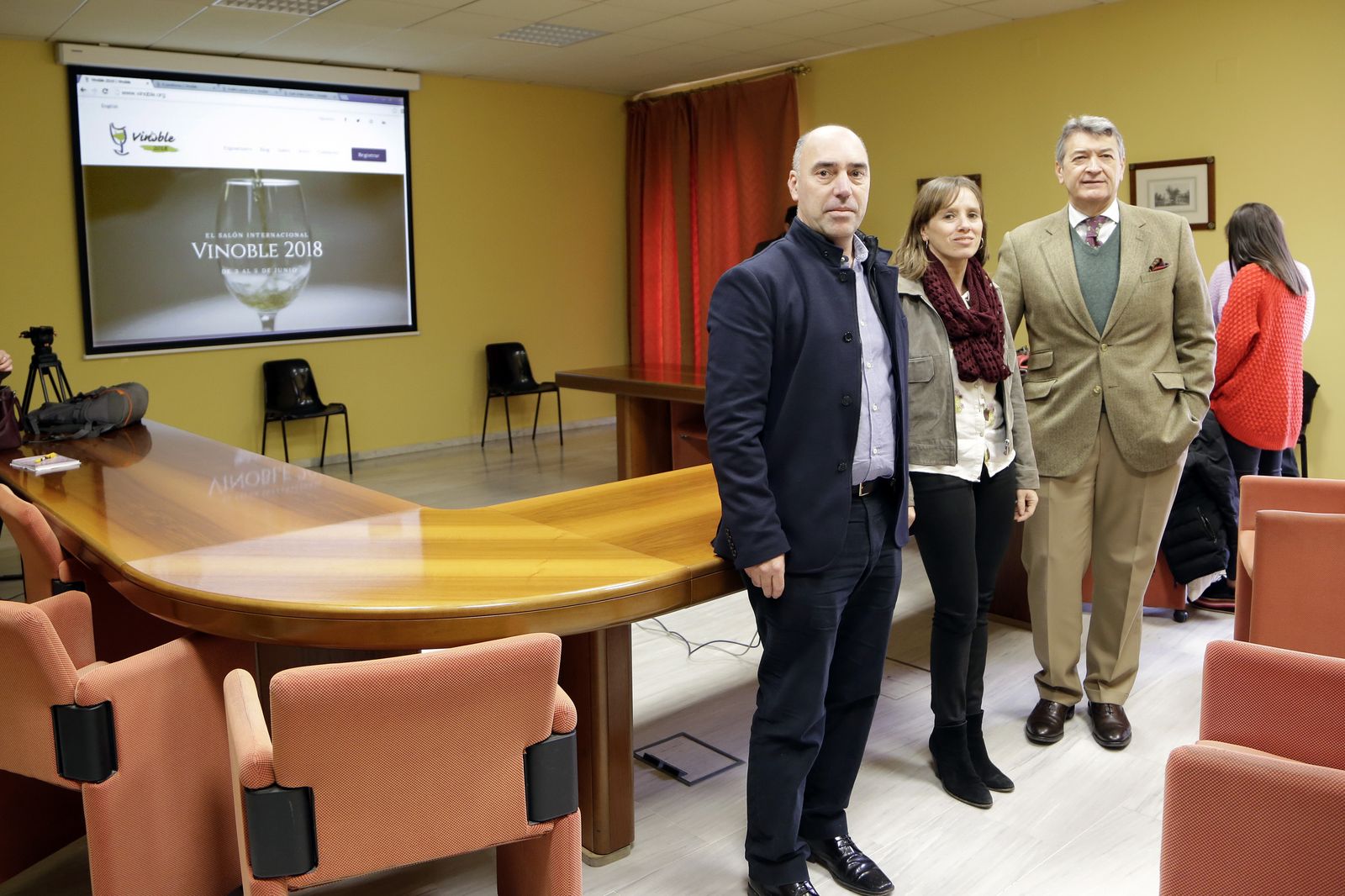 Luis Flor, Laura Álvarez y César Saldaña, ayer en la presentación de la nueva página web de Vinoble.