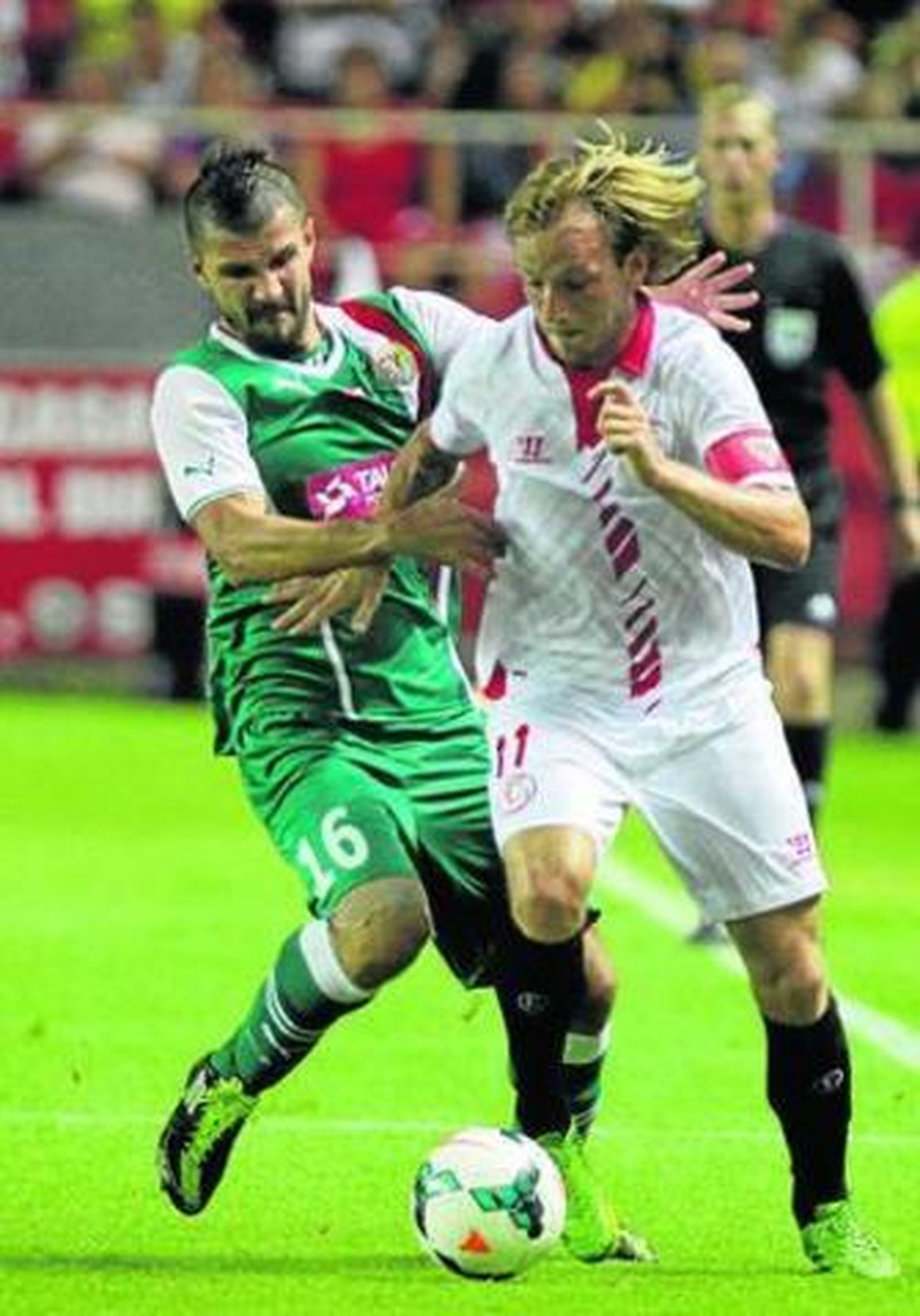 El sevillista Rakitic trata de dejar atrás a Stevanovic.