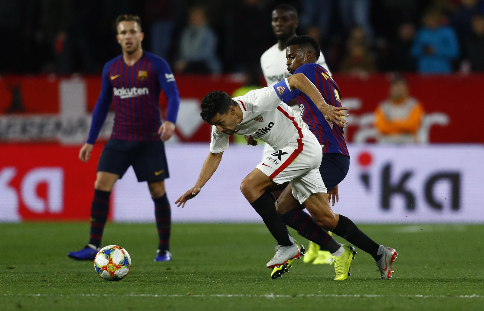 Jesús Navas esprinta ante Semedo en la ida copera.
