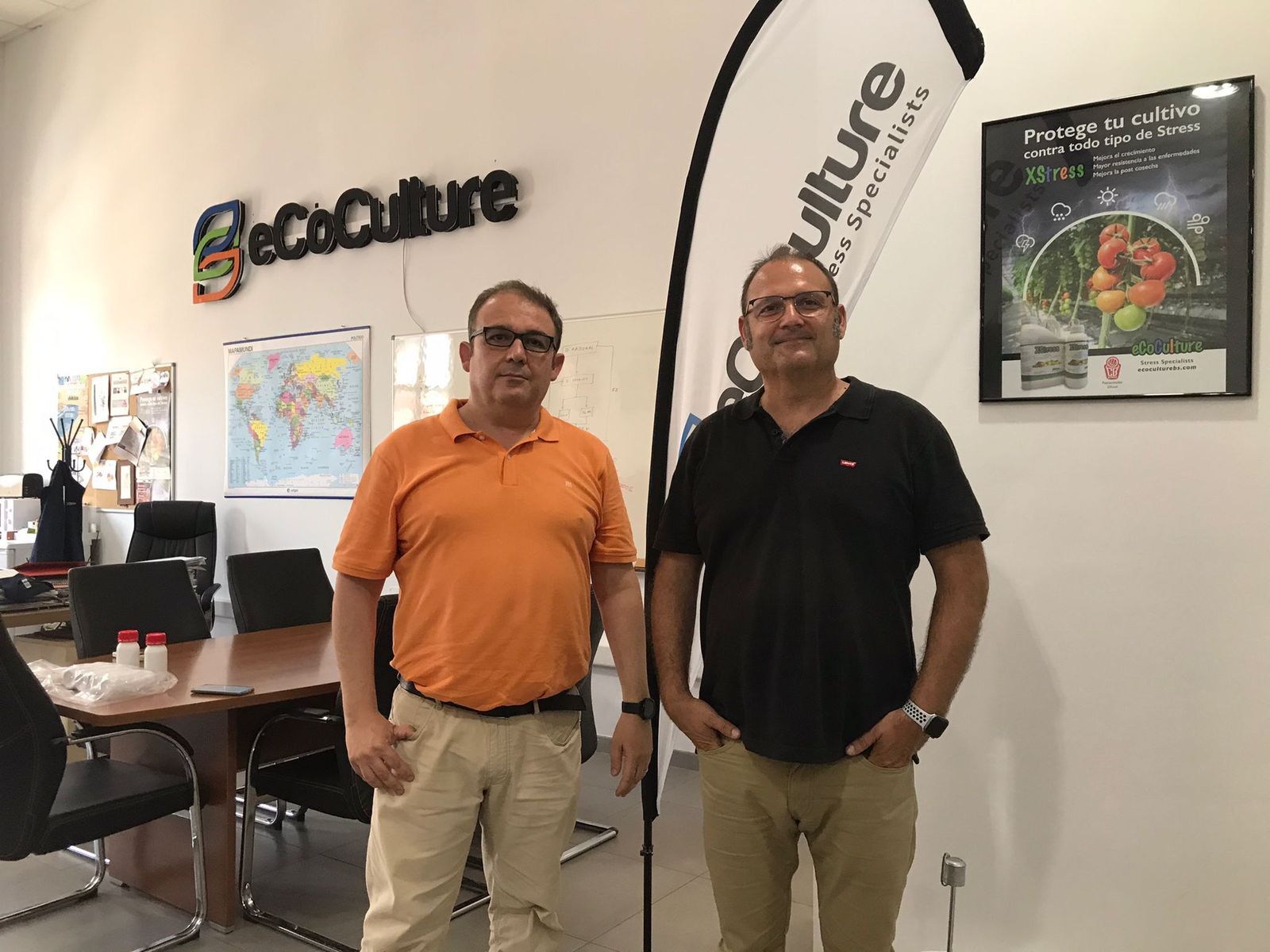 Ángel Ruiz Serna, gerente de Ecoculture, con José Navarro Arcas, a la derecha,.