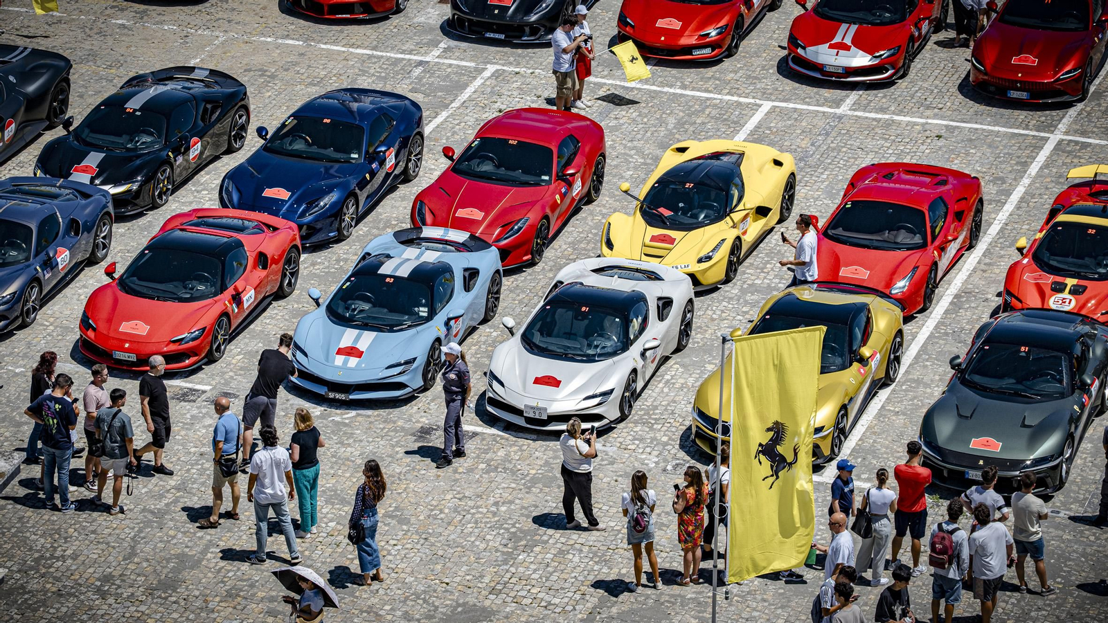 Las imágenes de la concentración de coches Ferrari en Cádiz