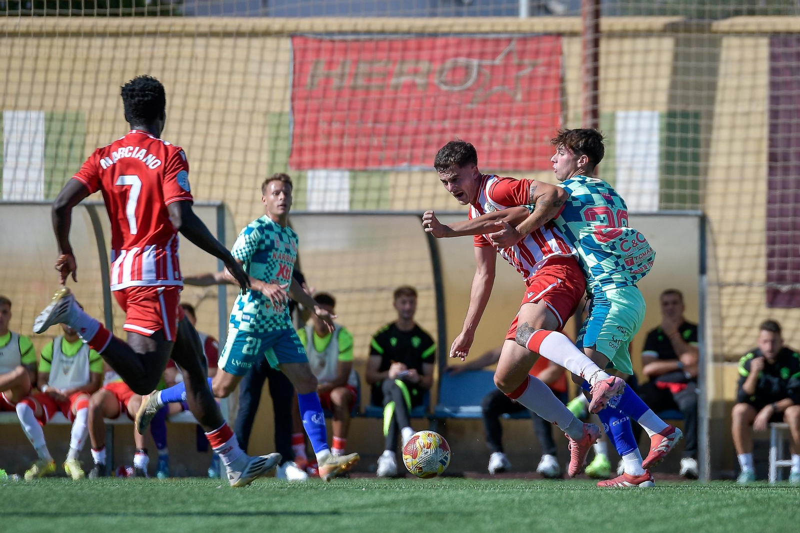 Iker Burgos pugna por un balón con un rival durante el encuentro de la pasado jornada de los rojiblancos.