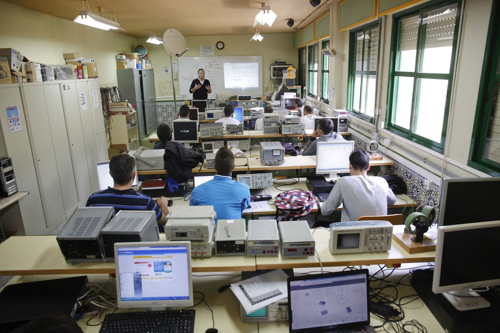 Alumnos atienden las explicaciones del profesor en un ciclo de FP de un instituto.