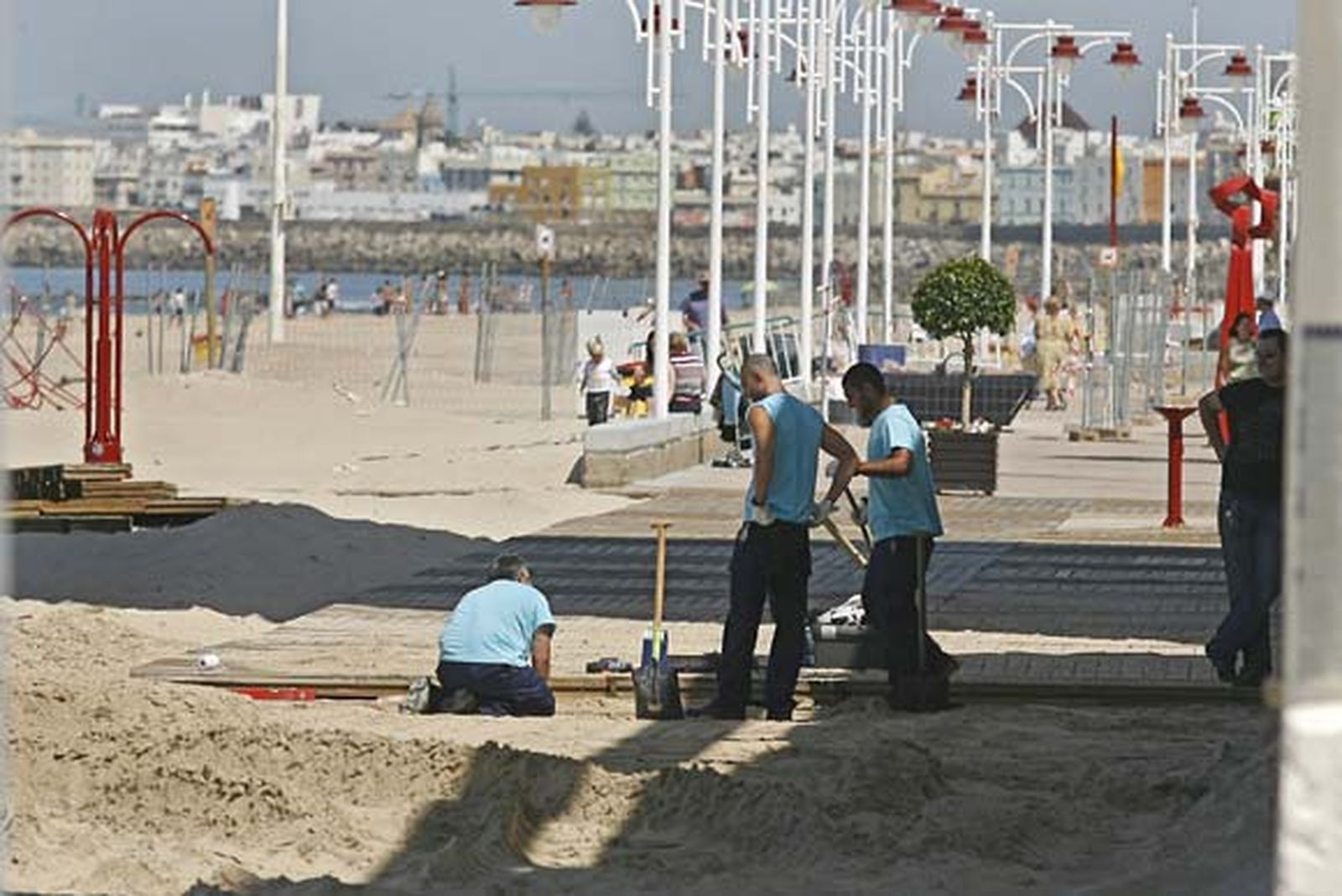 Decenas de operarios se afanan estos días por dejar la zona estrella del verano gaditano en perfecto estado./Joaquín Pino

Foto: Joaquin Pino