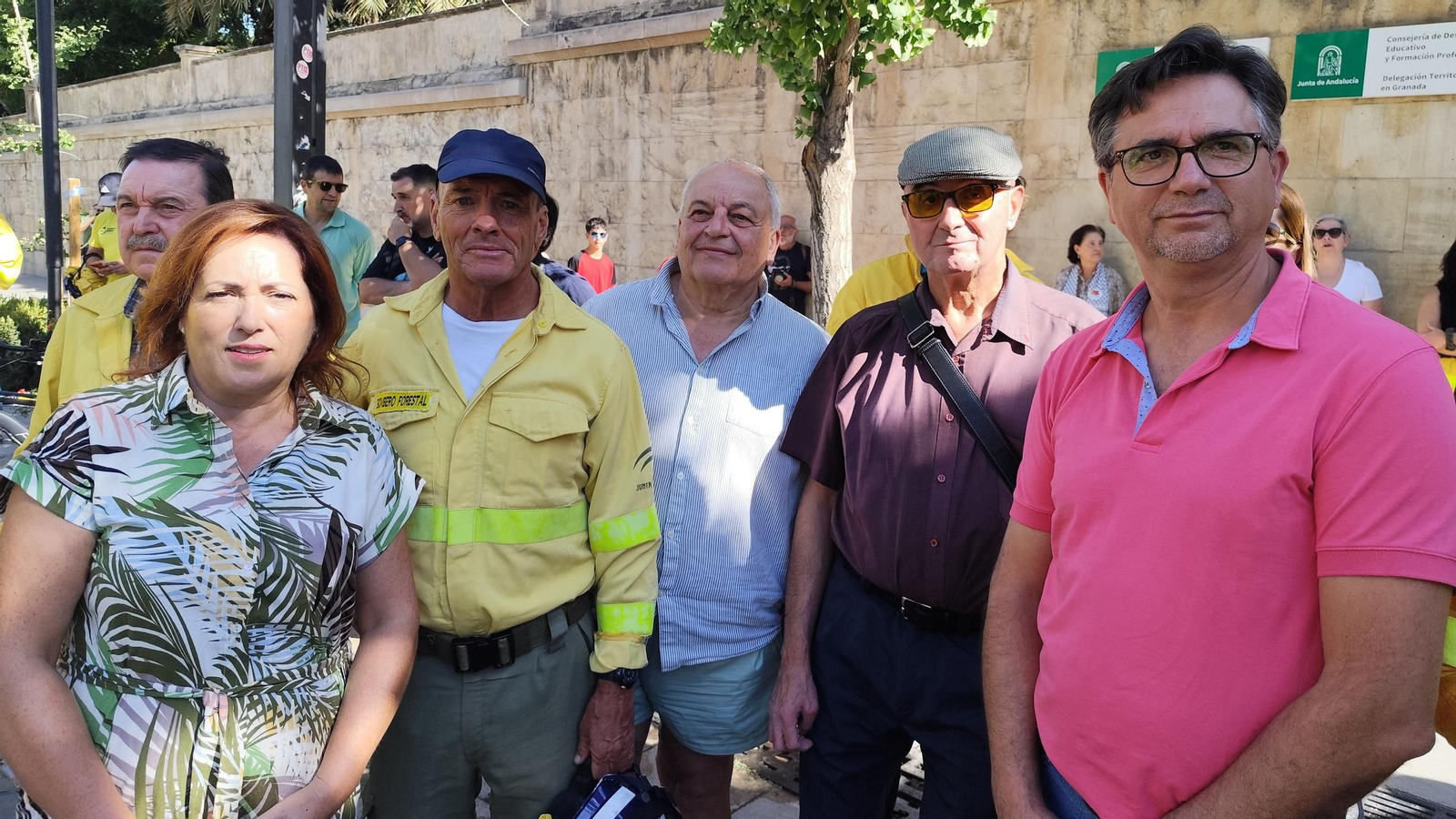 Personal de Infoca y Mari Carmen Pérez junto a miembros de la dirección provincial y del área de Medio Ambiente de IU