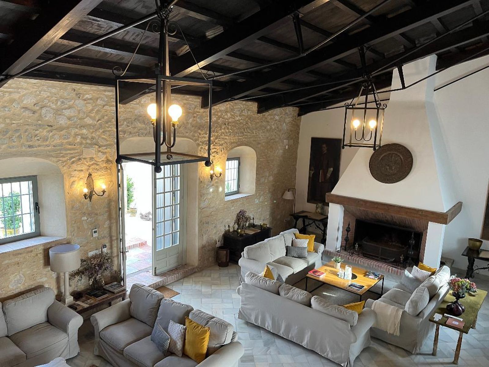 Las imágenes de un histórico cortijo en territorio de viñas y mostos