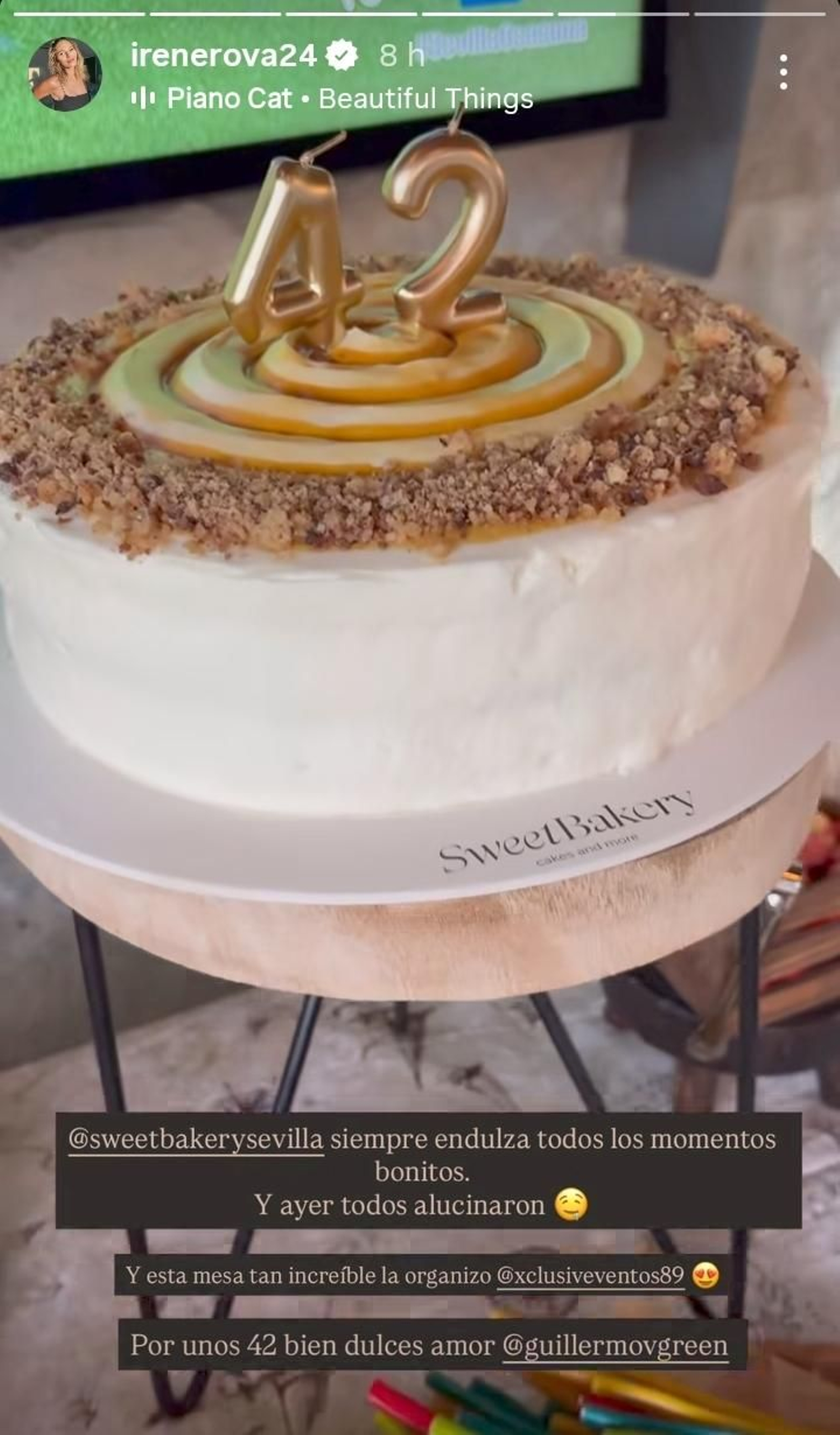 La tarta de cumpleaños con el número 42.