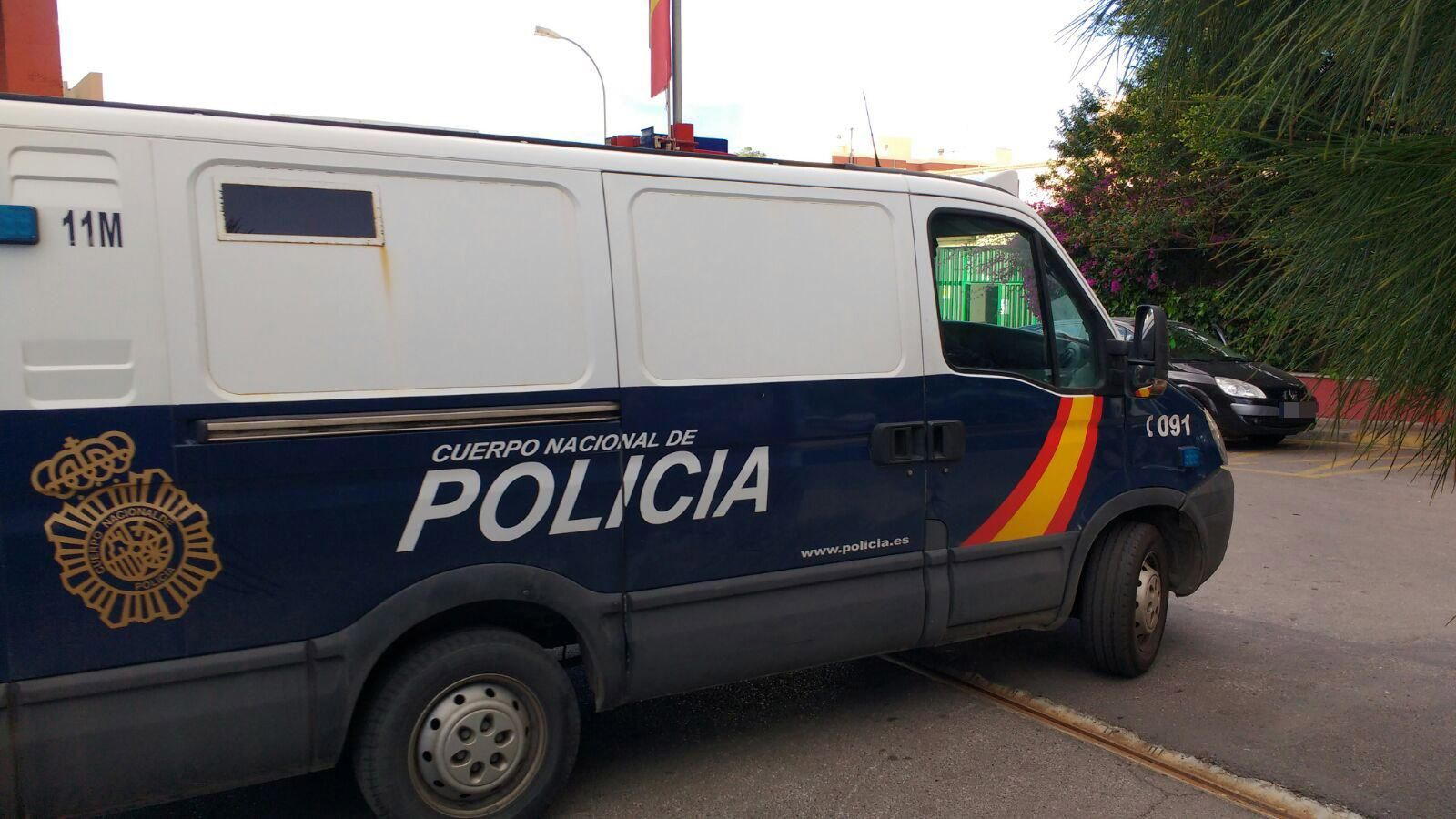 F.B. es conducido en uno de los furgones de la Policía Nacional al Juzgado.