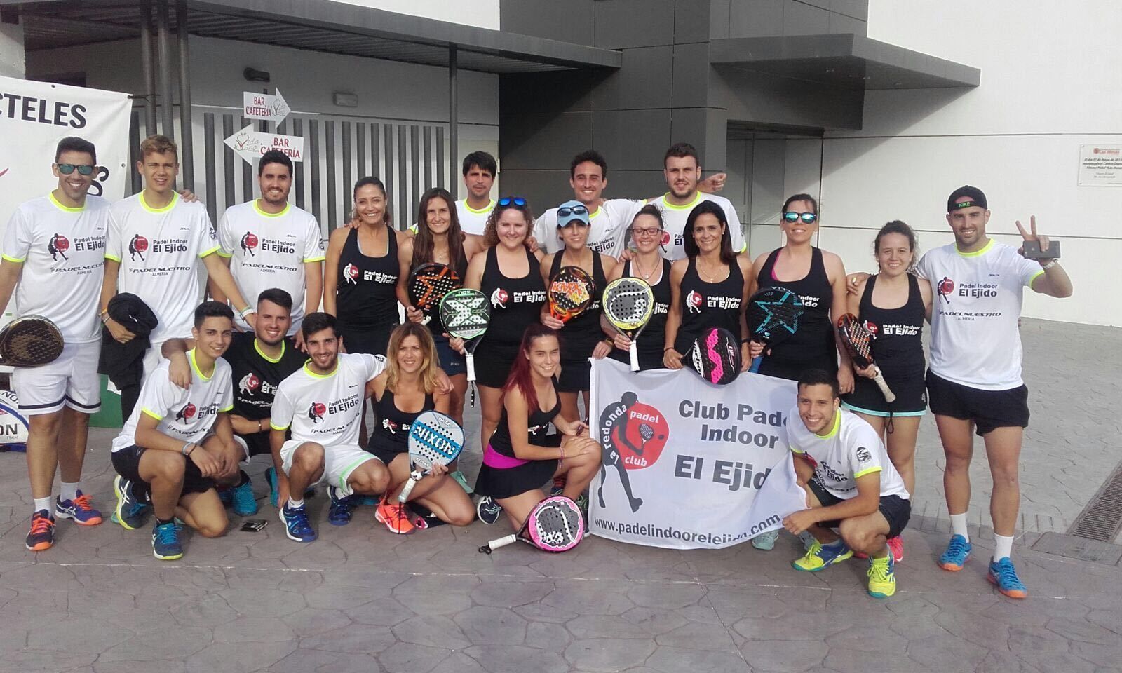Los equipos masculino y femenino posan en las instalaciones ejidenses.