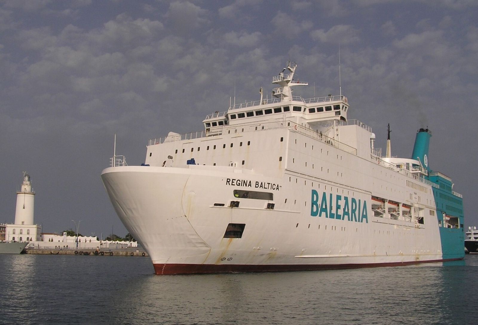 El ferry ‘Regina Báltica’ entrando en el puerto de Málaga.