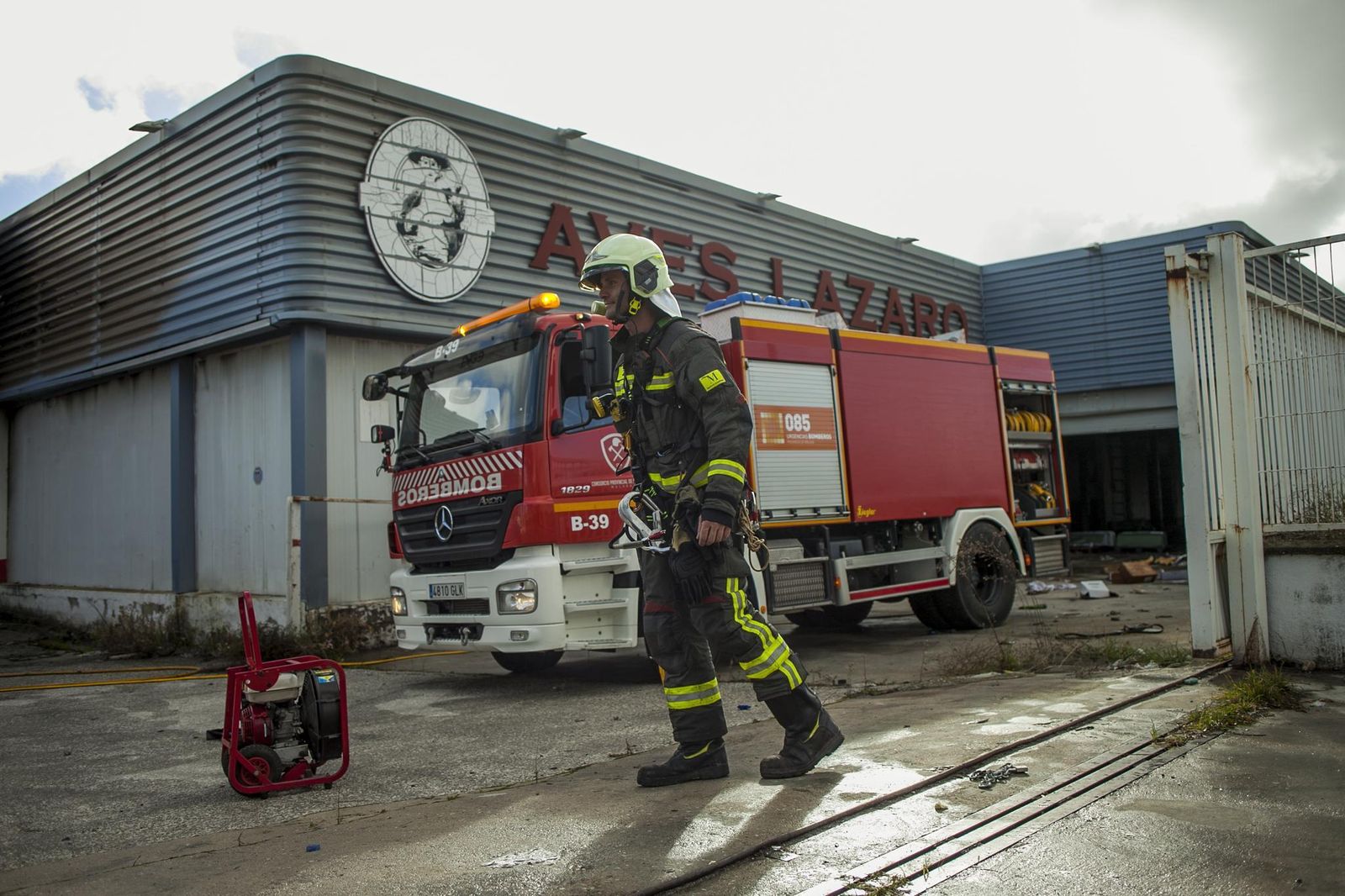 Un bombero, ayer, en la sede de la empresa.