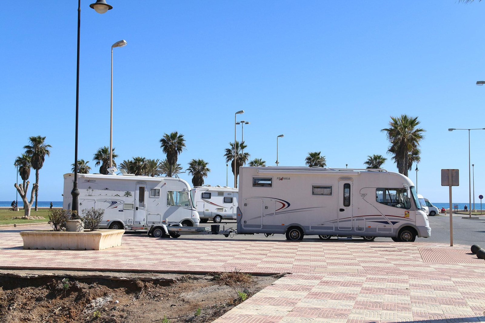 Fotogalería de las autocaravanas aparcadas en Roquetas