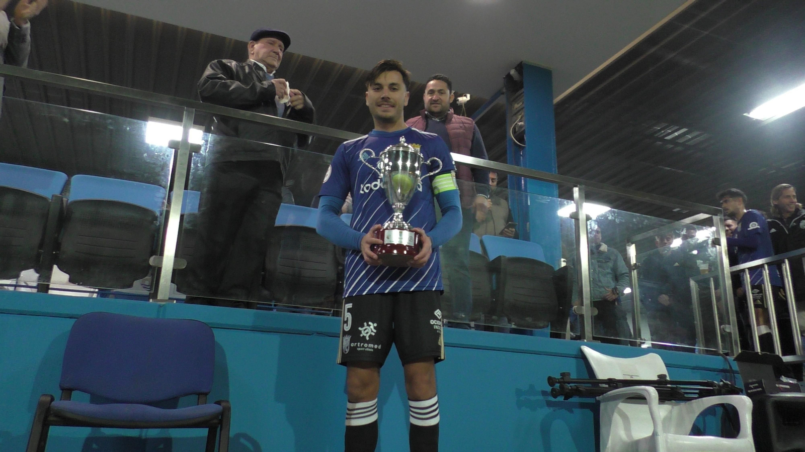 Rodri recoge el trofeo de campeón del Xerez CD en Alcalá.