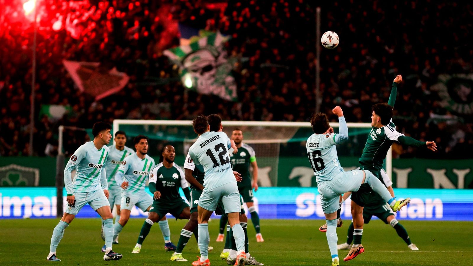Un lance del encuentro del Betis en Atenas ante el Panathinaikos.