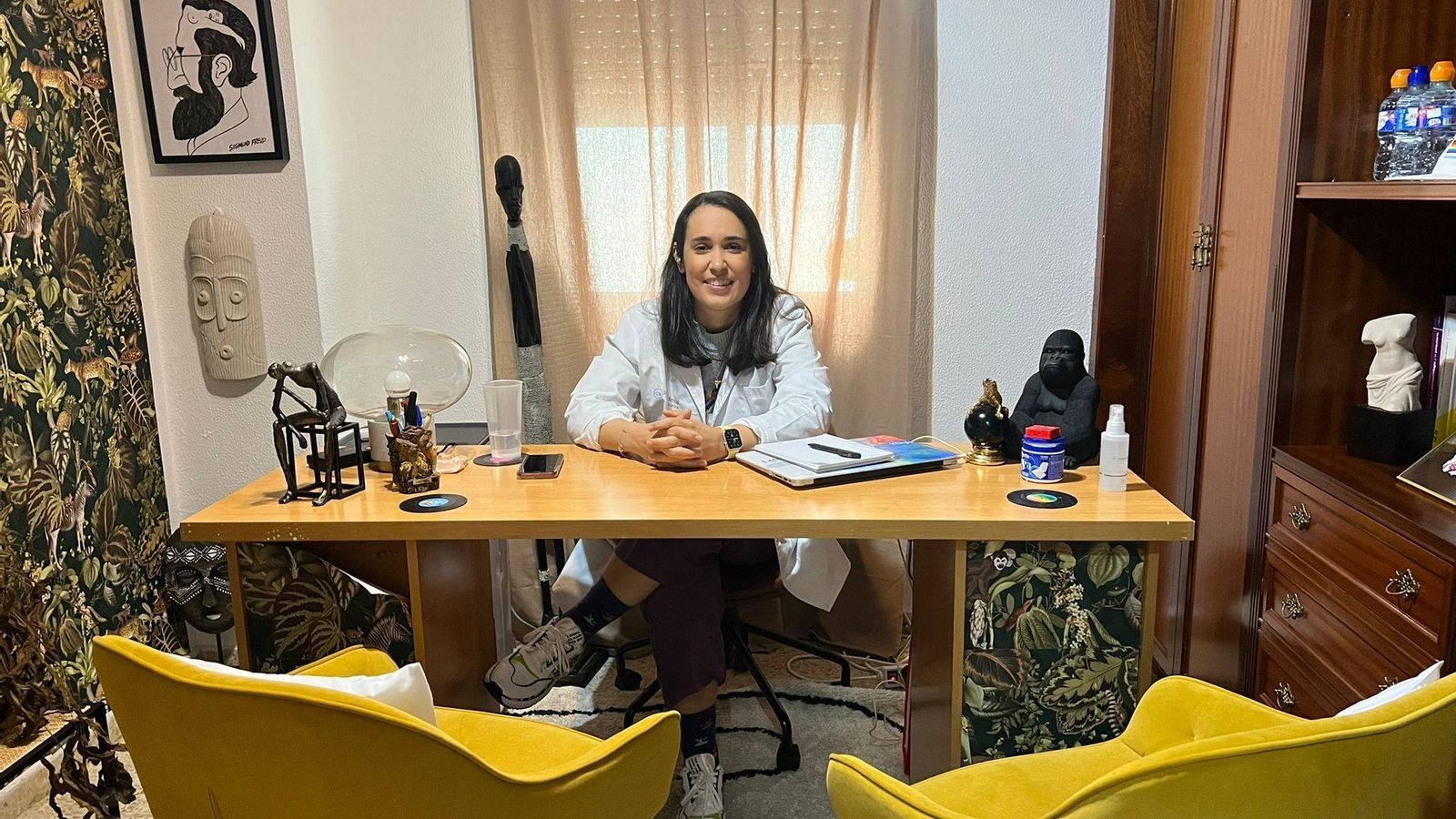 La psiquiatra Cristina García Bernal, en su consulta en Sevilla.