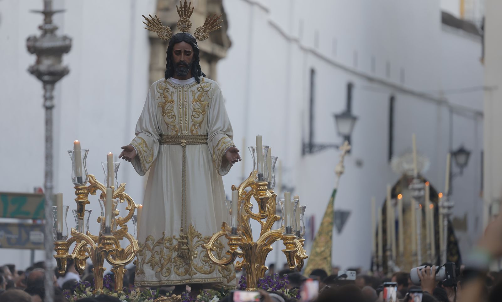 El traslado de los titulares de la Hermandad de la Redención a la iglesia de Santiago, en fotos