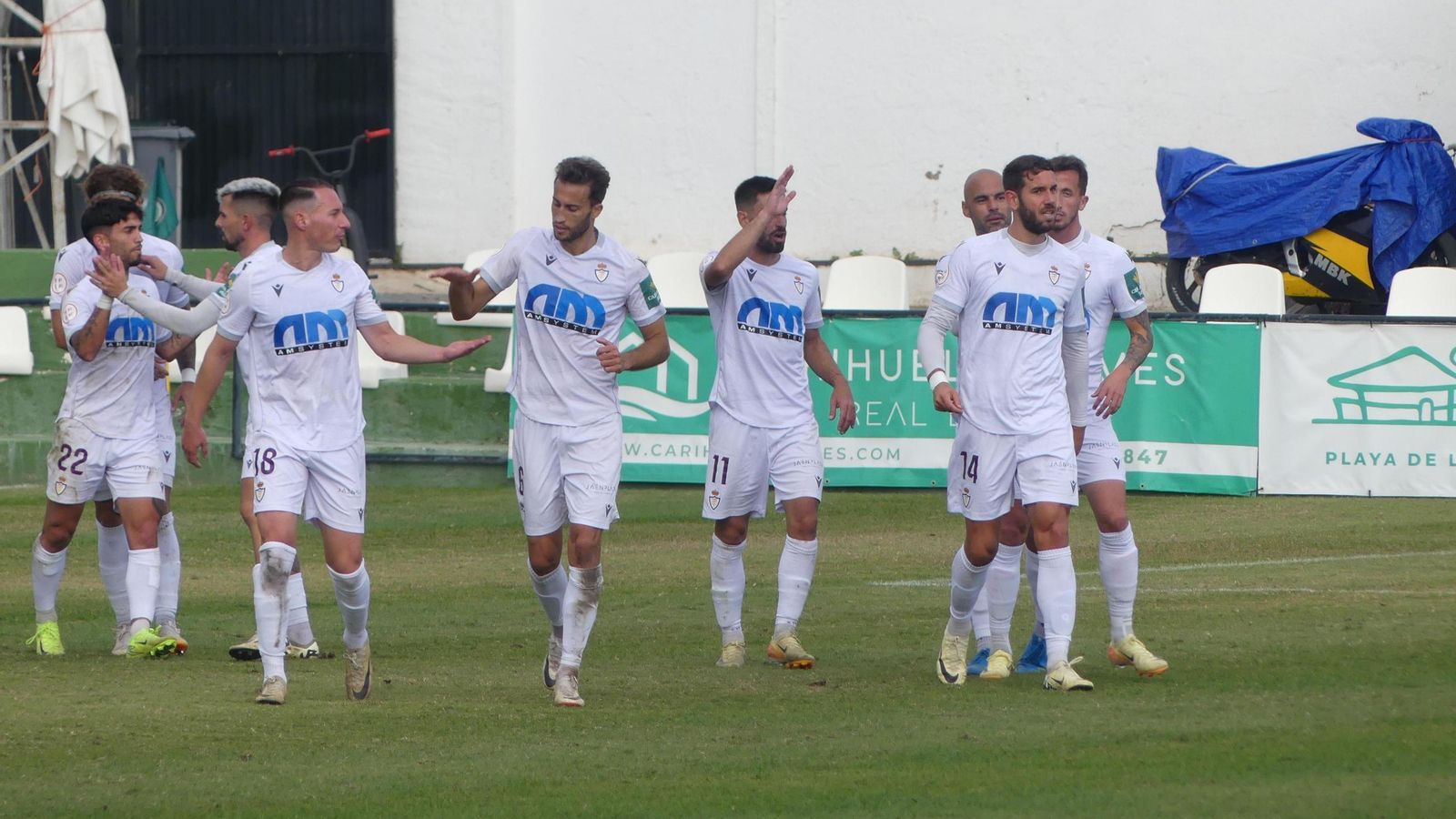 Los jugadores del Real Jaén, tras el tanto de Óscar Lozano.