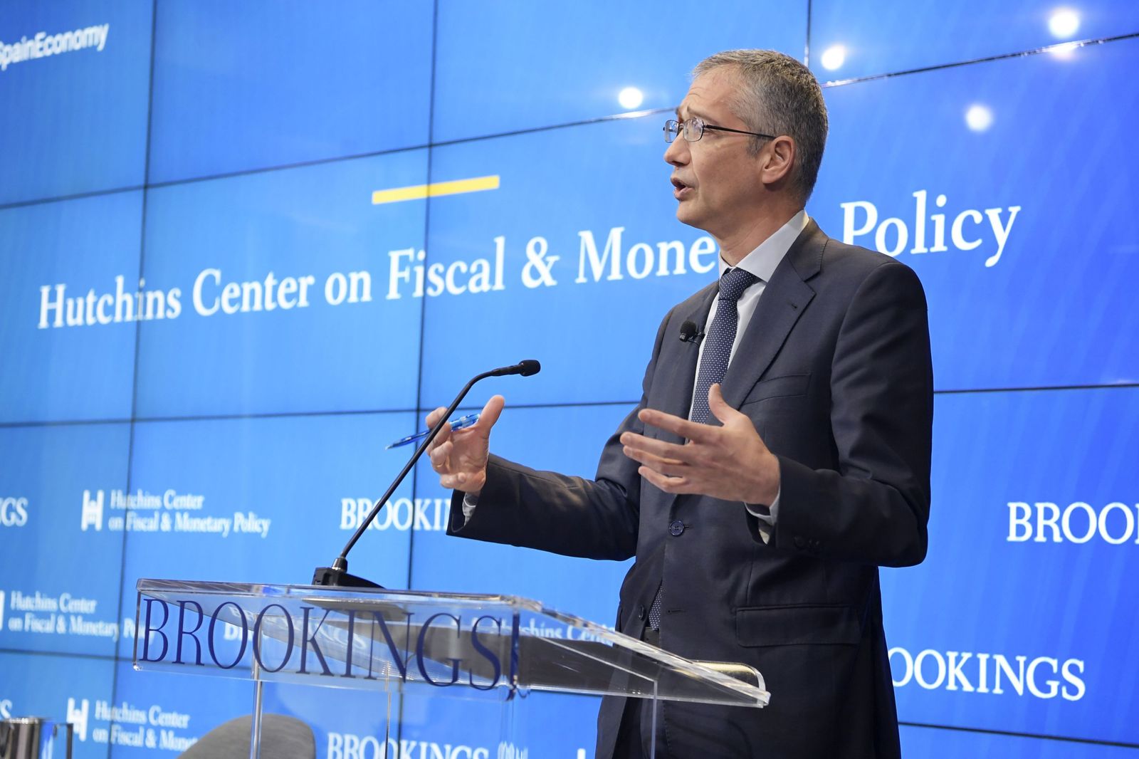 El gobernador del Banco de España, Pablo Hernández de Cos, habla durante un evento organizado por la Institución Brookings, en Washington.