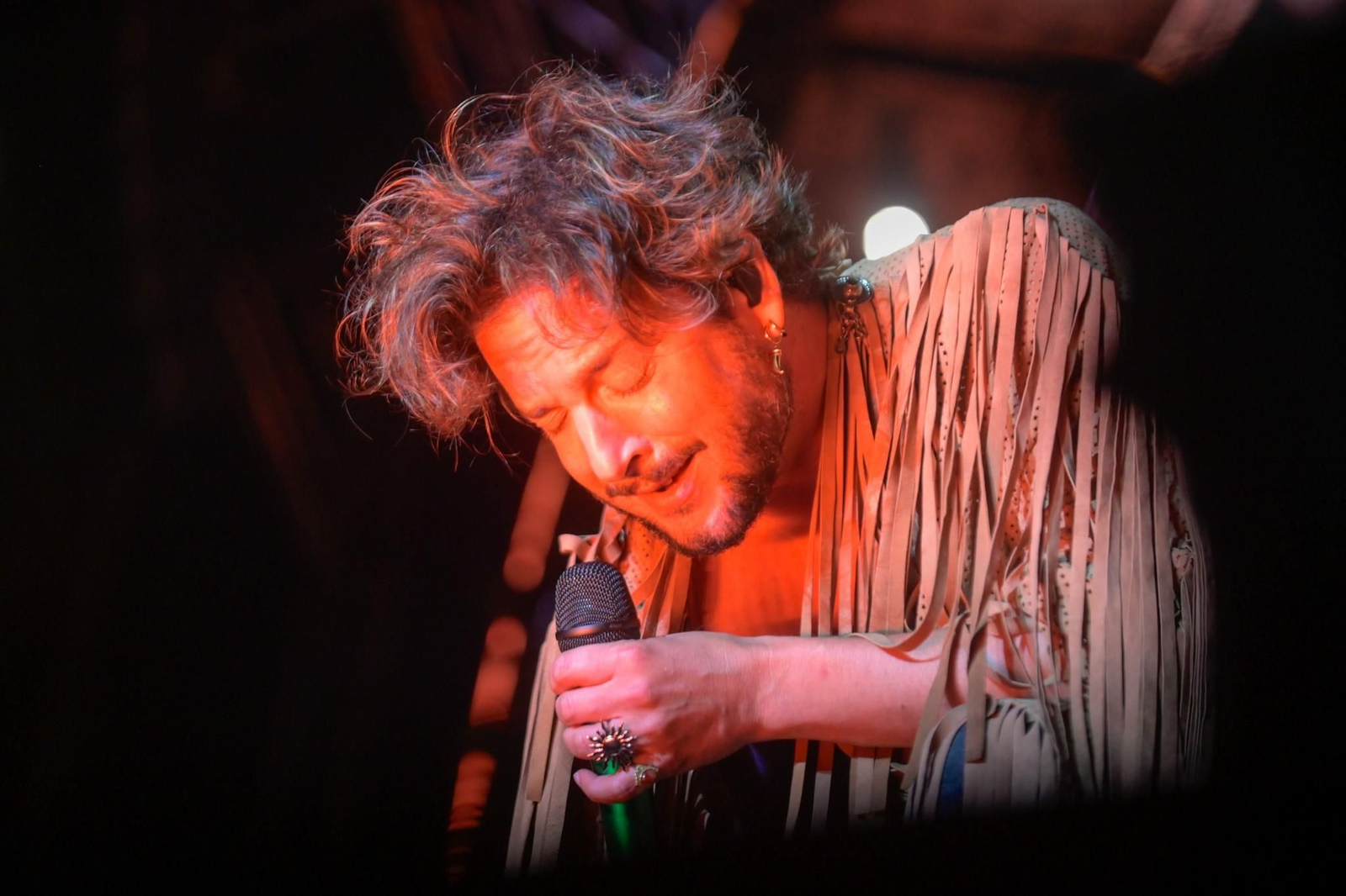 La lluvia de Granada no frena el baño de masas de un Manuel Carrasco ‘Salvaje’