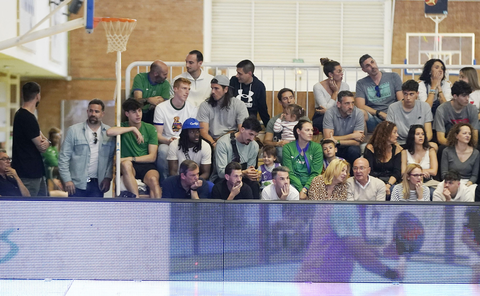 Los jugadores del Unicaja observan el partido.