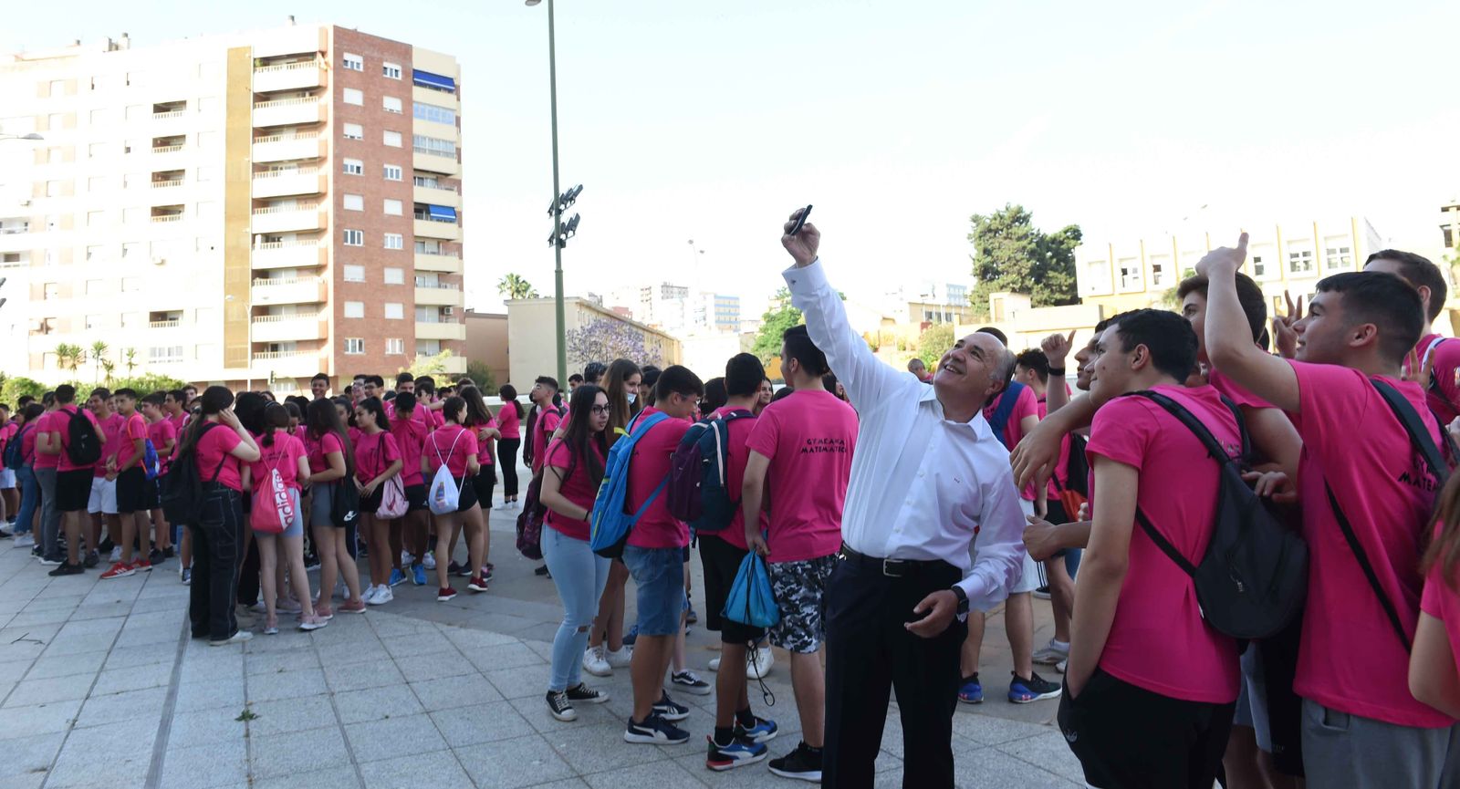 Landaluce se hace un selfi con varios alumnos.