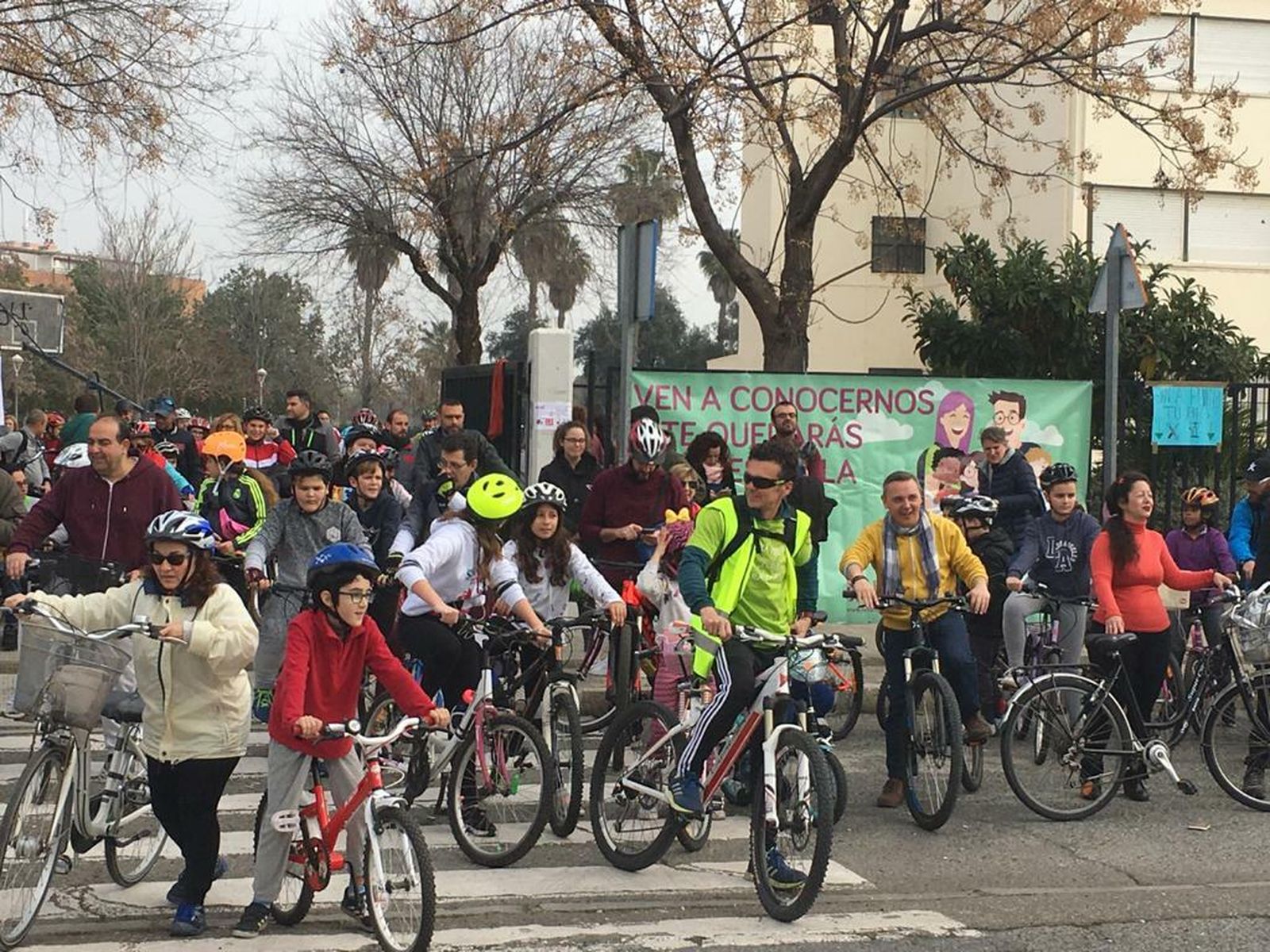 Paseo en bici organizado por el Foro de Educación y Barrio Sureste.