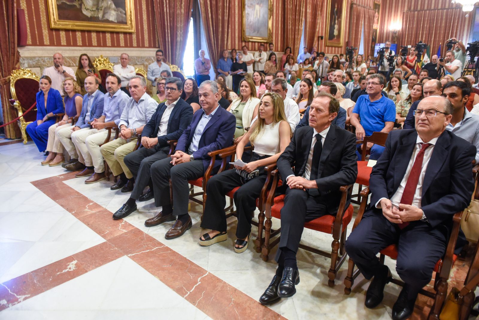 El alcalde recibe a Olga Carmona