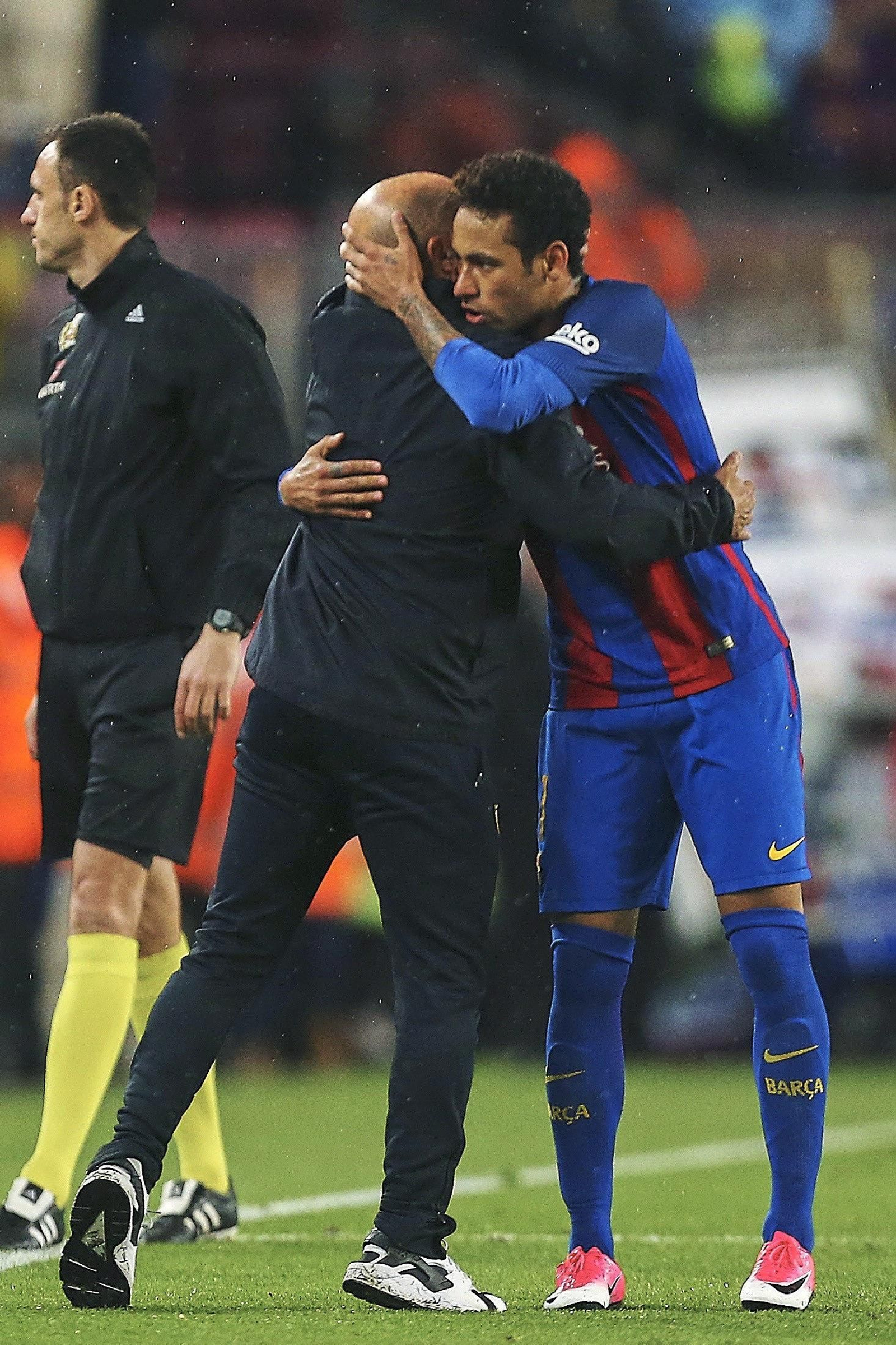 Jorge Sampaoli se abraza a Neymar a la conclusión del encuentro en el Camp Nou.