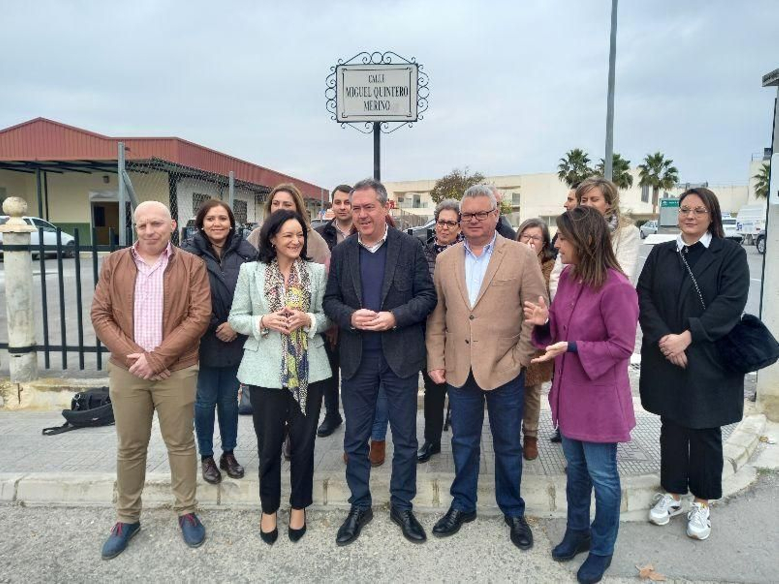 Juan Espadas, en el centro, en su visita a Puente Genil.