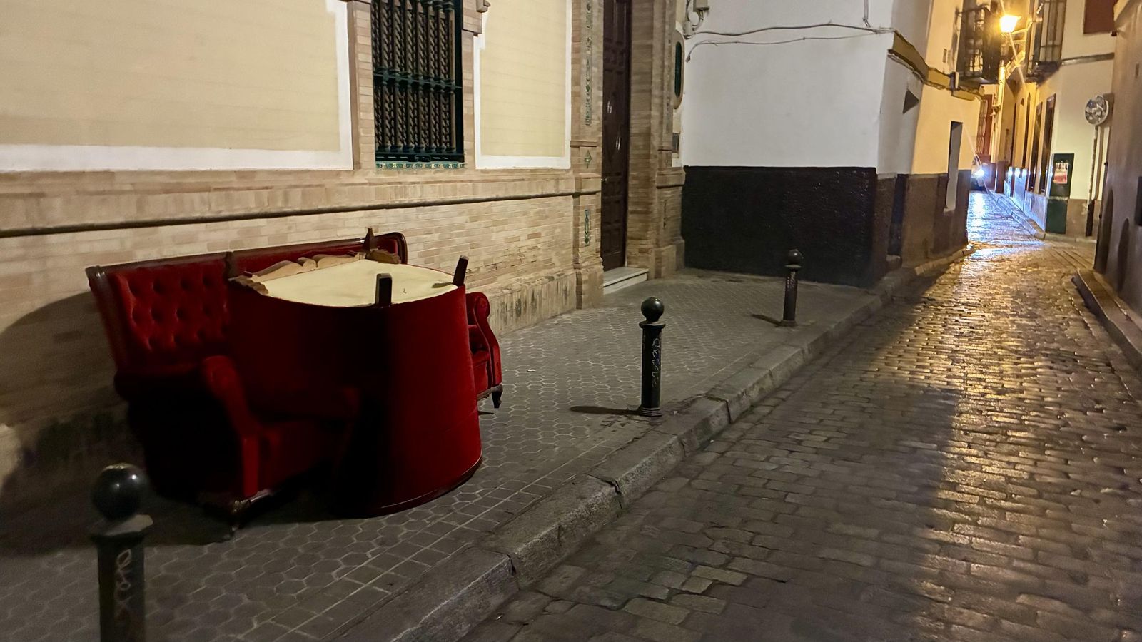 Un sofá y un butacón en la calle Bamberg.