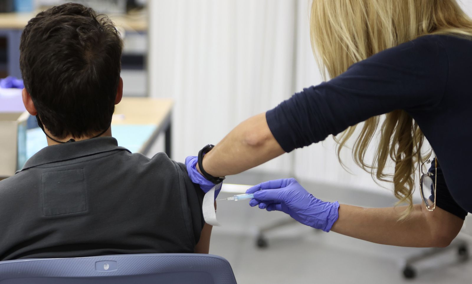 Un hombre mientras es vacunado en un centro de vacunación de la capital.