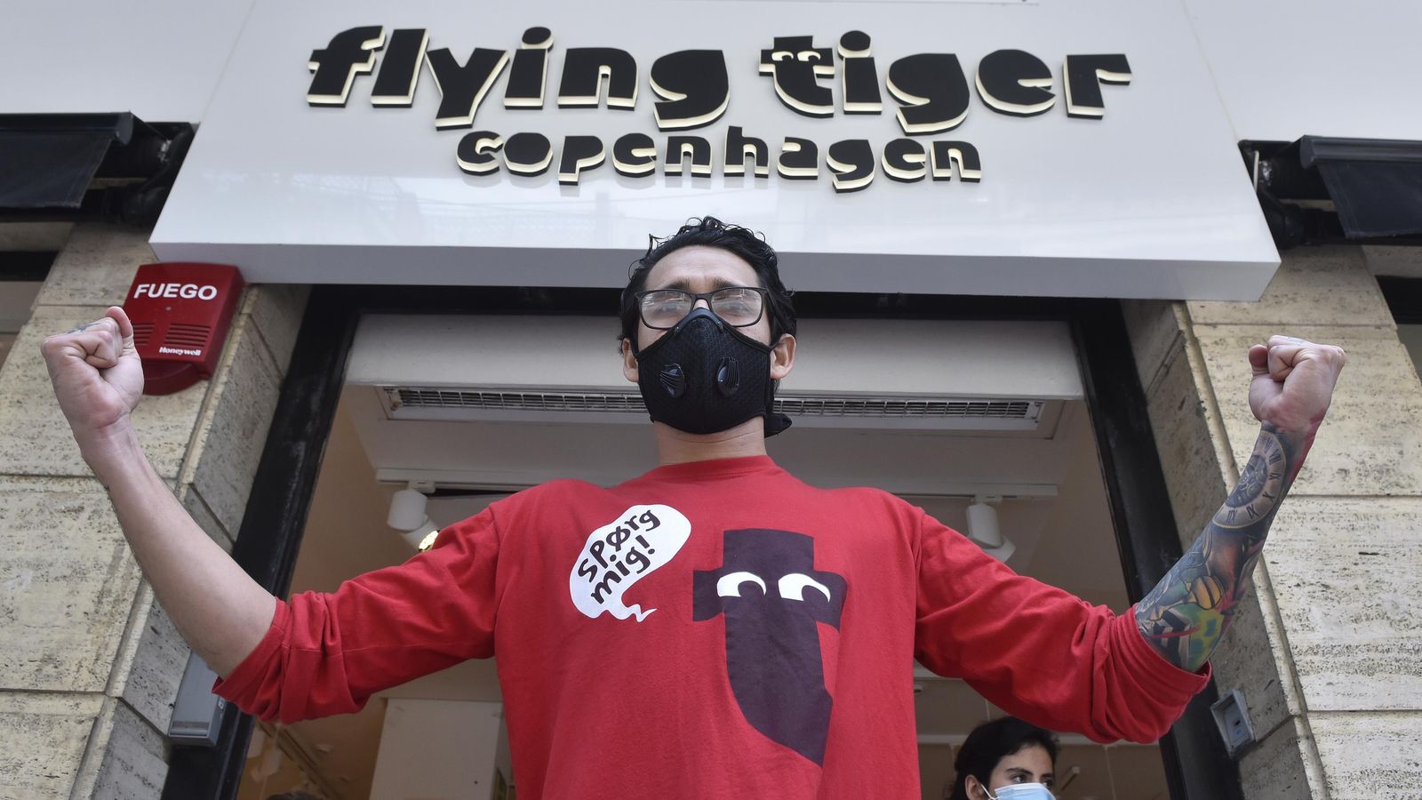 Álvaro Bermúdez, venezolano refugiado que es segundo encargado de una tienda de Tiger