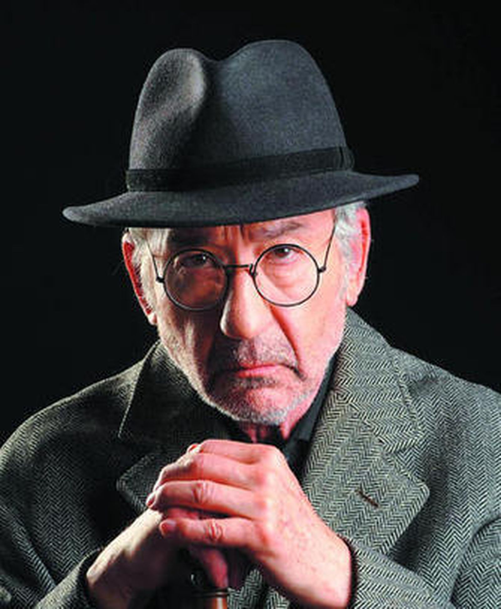 José Sacristaán en una escena de la obra, interpretando a Machado.