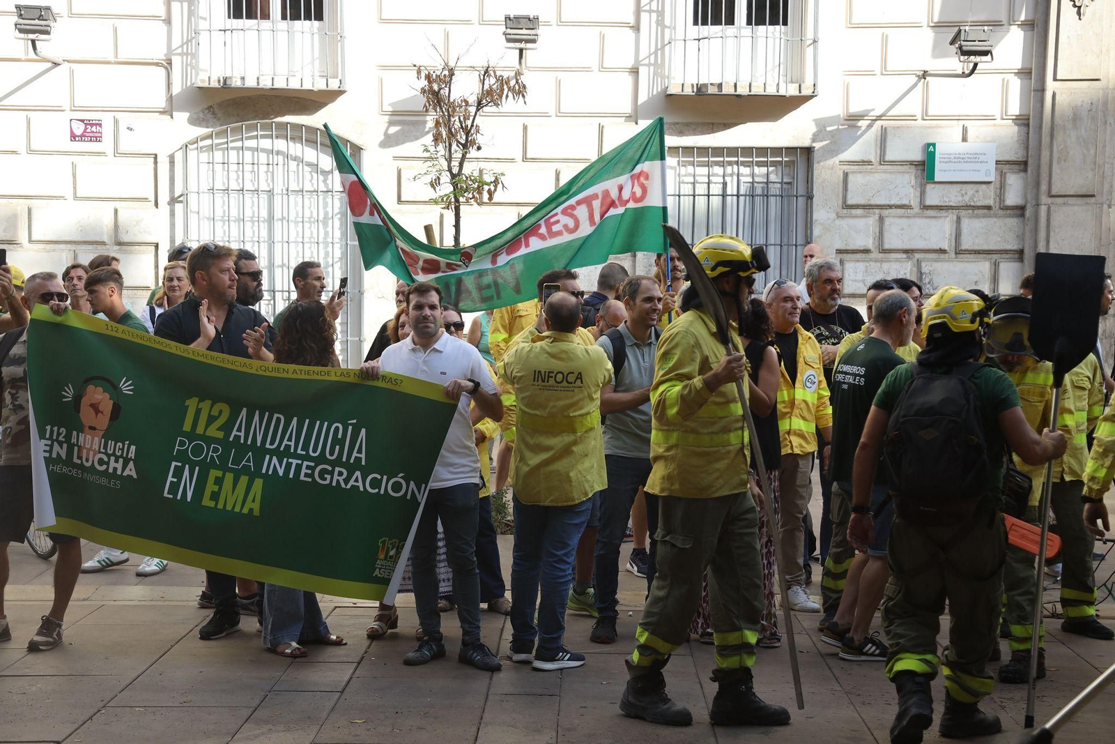 La protesta de los bomberos forestales del Infoca en Málaga, en imágenes