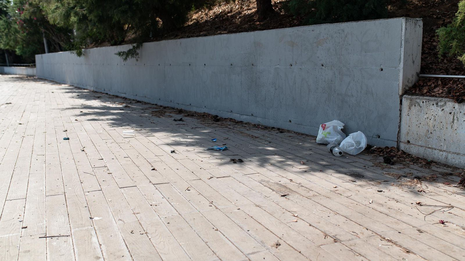 Bolsas y botellas vacías en el Muelle Camaronero.