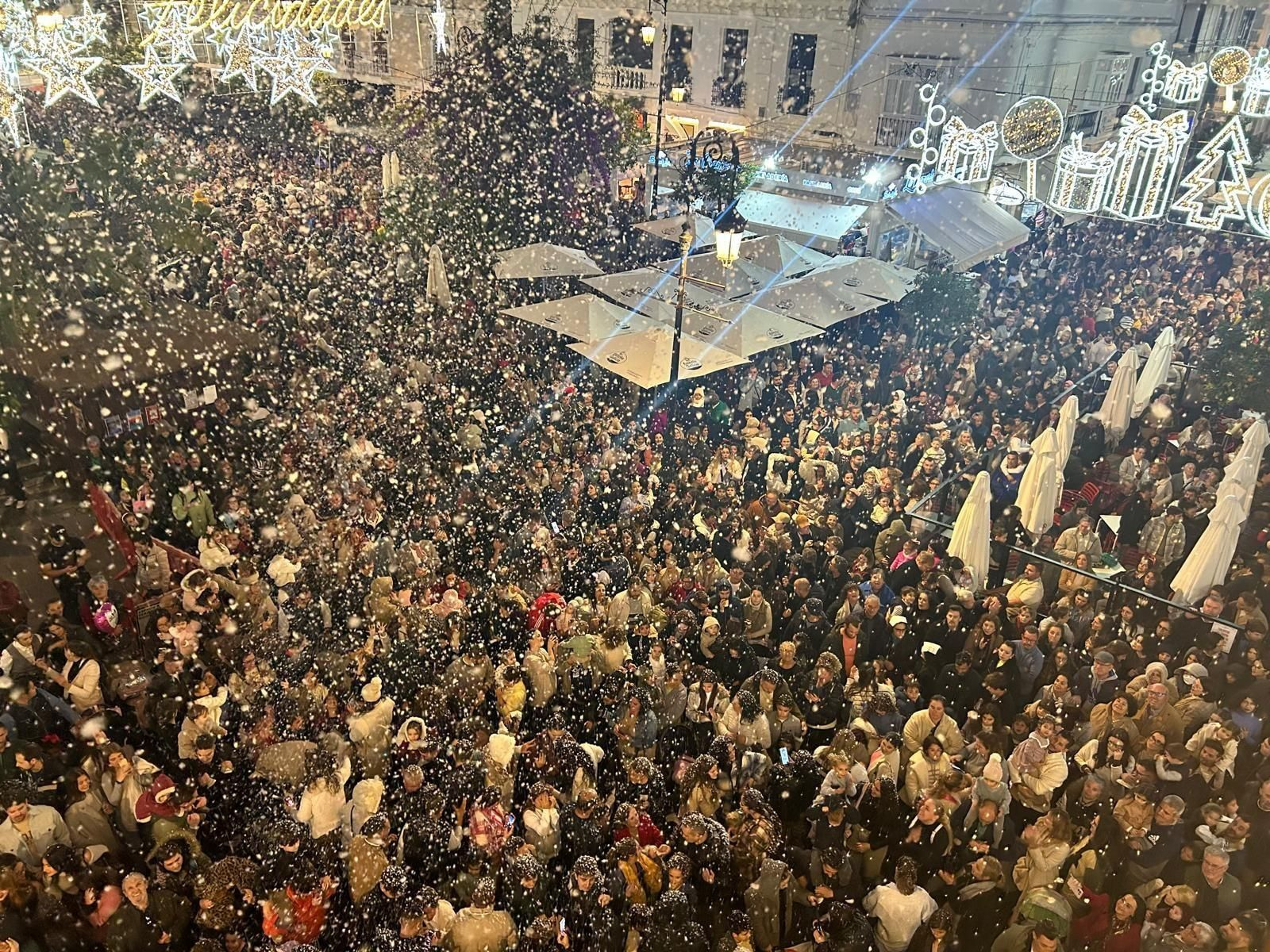 Nevada artifical tras el alumbrado de las luces de Navidad en Sanlúcar.