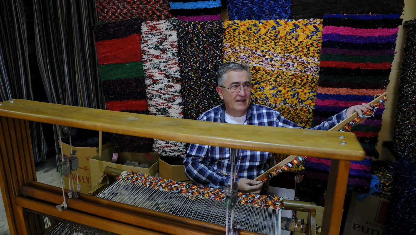 Bernardo Ocaña en su telar tejiendo una alfombra de jarapa.