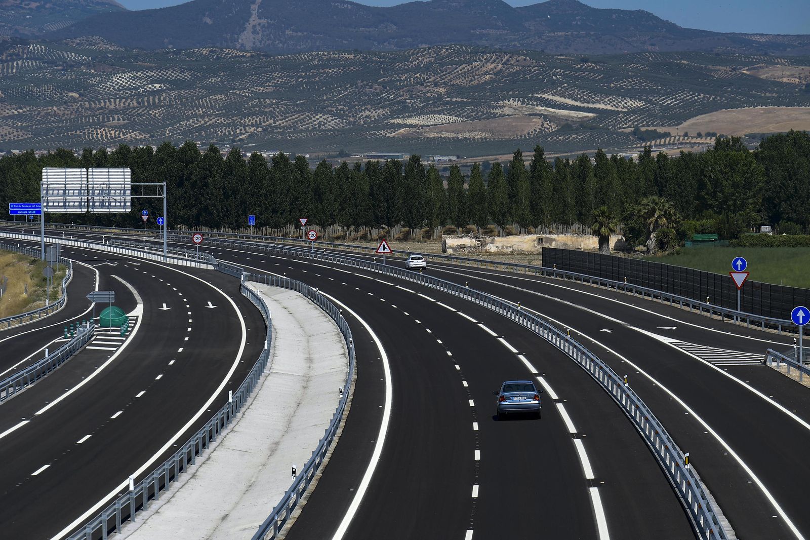 Fotos: ya circulan los primeros vehículos por la nueva autovía GR-43 de Granada
